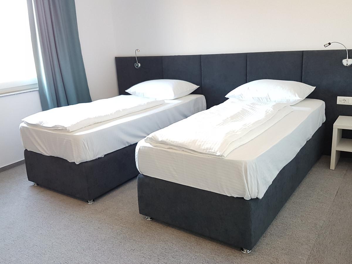 Hotel Sax Gracanica Gracanica  Exteriör bild